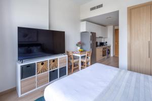 杜拜的住宿－Frank Porter - Azizi Aura，一间卧室配有大屏幕平面电视。