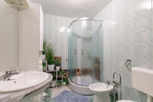 Ένα μπάνιο στο Apartment & rooms Ivica