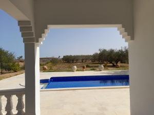 uitzicht op een zwembad in een huis bij Villa Chaâbane in Djerba