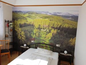 una camera da letto con un murale di montagna sul muro di Haus Bührer a Freiamt