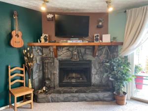 Et tv og/eller underholdning på Alaska Hog House: Cozy & Spacious home Anchorage