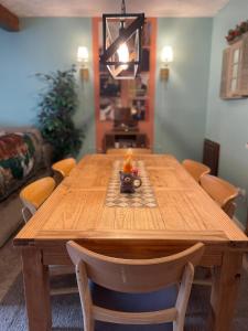 uma mesa de madeira numa sala de estar com uma sala de jantar em Alaska Hog House: Cozy & Spacious home Anchorage em Anchorage