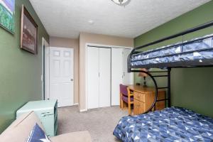 um quarto com um beliche e uma secretária em Alaska Hog House: Cozy & Spacious home Anchorage em Anchorage