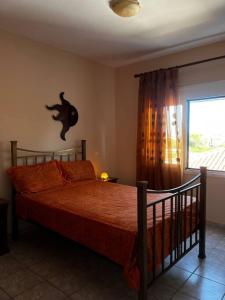 een slaapkamer met een bed met een kat aan de muur bij Shells_Haven in Skála Néon Kydonión