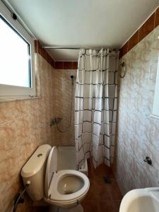 een badkamer met een toilet en een douche bij Shells_Haven in Skála Néon Kydonión