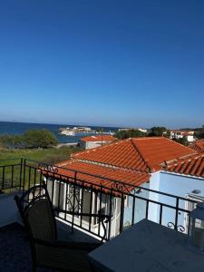 een balkon met 2 stoelen en uitzicht op de oceaan bij Shells_Haven in Skála Néon Kydonión