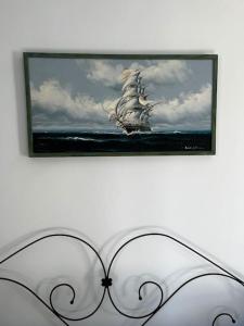 een afbeelding van een schip in een schilderij bij Shells_Haven in Skála Néon Kydonión