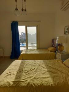 Ένα ή περισσότερα κρεβάτια σε δωμάτιο στο Amwaj Resort North Coast امواج الساحل الشمالى 2 نوم 2 حمام