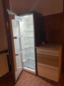 Un refrigerador vacío con la puerta abierta en una cocina. en Herrenhaus Höniger Flughafen 11Min/Wienmitte 12Min, en Viena 31 fotos más