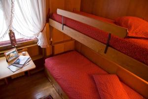 a small room with two bunk beds and a table at Casa Viola in Cortina dʼAmpezzo