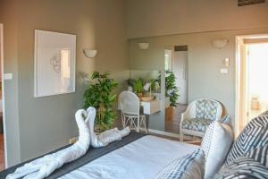 ein Schlafzimmer mit einem Bett mit zwei Schwänen darauf in der Unterkunft San Lameer Villa 1925 by Top Destinations Rentals in Southbroom
