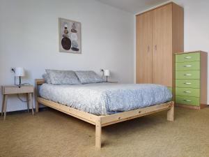 1 dormitorio con 1 cama y vestidor verde en Casa A Mariña en Barreiros