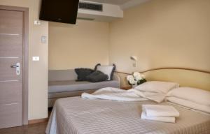 A bed or beds in a room at Hotel Mondial