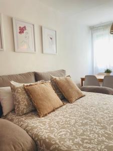 a couch with pillows on it in a living room at Céntrico y acogedor en Burgos in Burgos +9 photos