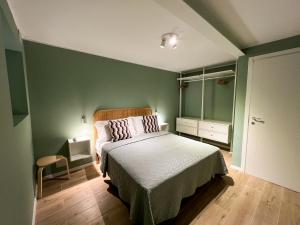 une chambre avec un lit et un mur végétal dans l'établissement Bilocale CAVANA LIFE, à Trieste