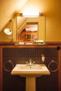 a bathroom with a sink and a mirror at Villa Pepita in Miedzygorze