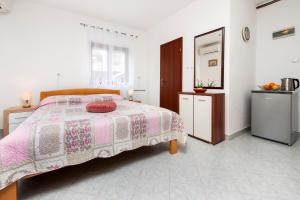 Postel nebo postele na pokoji v ubytování Apartments and Room Silvana + 33 fotografií