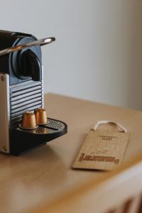 a coffee maker on a table with a note on it at Hotel Zaragoza Plaza in Donostia-San Sebastián