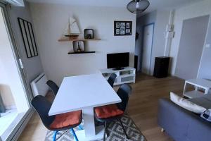 TV a/nebo společenská místnost v ubytování Appartement, parking privé, balcon