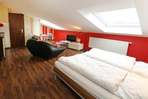 ein Schlafzimmer mit einem Bett und einer roten Wand in der Unterkunft Ferienhaus Quartier18 strandnah S2 in Ostseebad Karlshagen