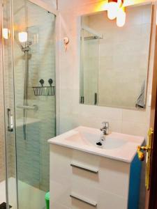 a bathroom with a sink and a glass shower at Resplandeciente Apto Cerca de la Playa en Isla Cristina by Batuecas in Isla Cristina