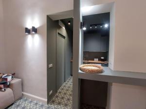 Zimmer mit einem Flur mit einer Theke und einer Küche in der Unterkunft Green Apartment - City Centre in Genua