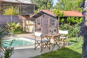 una casa de juegos con mesa y sillas junto a una piscina en Notre cocon mer et montagne en Villelongue-de-la-Salanque
