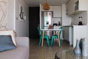 Køkken eller tekøkken på HOM I Terraza y Vista Panorámica al Mar I Mall I Wifi I Av Balmaceda PMN 0621