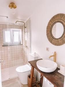 TrafariaにあるCasa Azulのバスルーム(洗面台、トイレ、鏡付)