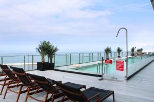 Swimmingpoolen hos eller tæt på HOM I Terraza y Vista Panorámica al Mar I Mall I Wifi I Av Balmaceda PMN 0621