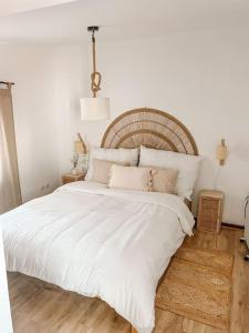 a bedroom with a large bed with white sheets at Casa Azul in Trafaria