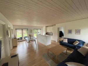 uma sala de estar com um sofá e uma mesa em Relaxing Vacation In Scenic Surroundings em Højby