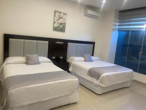 1 Schlafzimmer mit 2 Betten und einem Fenster in der Unterkunft HOTEL INNOVA in Tarija