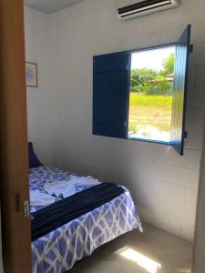 1 dormitorio con cama y ventana en Villa Coral azul en Prado