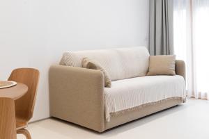 un soggiorno con un divano e un tavolo di Apartamento Don Algodón Grau a Gandía