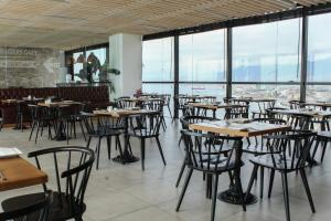 En restaurant eller et andet spisested på Amplio Depto 2D2B Estacionamiento y Terraza Vista al Mar Servicio HOM