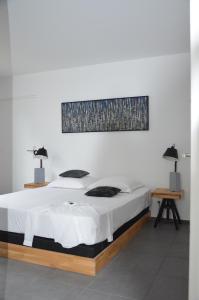 Ce lit se trouve dans un dortoir doté de 2 lampes sur une table. dans l'établissement Villa Coco Cannelle, à Deshaies