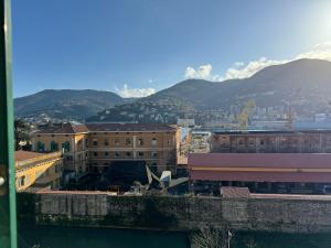 miasto z budynkami i górami w tle w obiekcie Stella Del Mare w mieście La Spezia