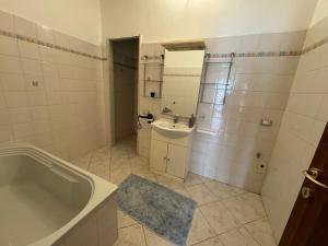 een badkamer met een bad en een wastafel bij Stella Del Mare in La Spezia
