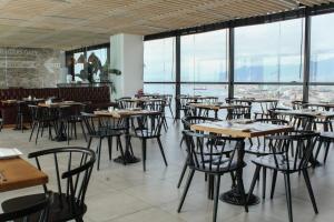 En restaurant eller et spisested på Departamento 1D1B con Terraza vista al Mar Servicio HOM 0810