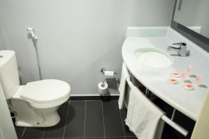 La salle de bains est pourvue de toilettes et d'un lavabo. dans l'établissement ibis Catanduva, à Catanduva