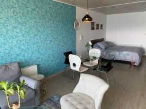 1 dormitorio con 1 cama, mesa y sillas en Lujoso Estudio con Mejor Vista del Puerto Parking Servicio HOM 0408 en Valparaíso