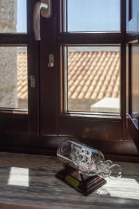 ネオ・イティロにあるPetritis Guesthouseの窓際のガラス瓶