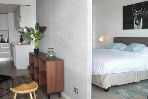 2 fotos de un dormitorio con cama y cocina en Espectacular Depto 1D1B, y Estacionamiento Privado Servicio HOM en Antofagasta