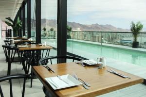 una mesa en un restaurante con vistas a la piscina en Espectacular Depto 1D1B, y Estacionamiento Privado Servicio HOM en Antofagasta