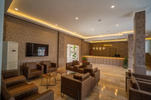 a lobby with couches and a waiting room at MALİBU RESORT in Kemer
