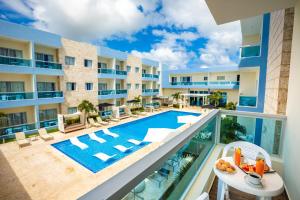 una imagen del balcón de un hotel con piscina en whala!urban punta cana, en Punta Cana