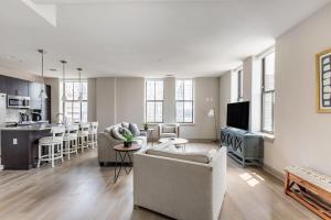 sala de estar con sofá y mesa en 2BR Luxury Apartment With Rooftop Deck & Pool en Baltimore