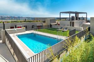 una piscina en la azotea de una casa en TOP1 Amplio Loft con Jardín Nuevo Estacionamiento Servicio HOM 1309, en Valparaíso