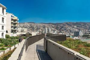 a boardwalk with a view of a city at HOM I TOP1 Amplio Loft con Jardín Nuevo Estacionamiento 1309 in Valparaíso